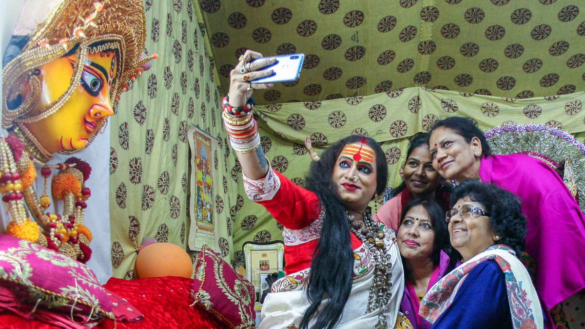 En Inde, les identités transgenres existent depuis bien longtemps. Qui sont les Hijras ? "Elles occupent une place particulière dans la société. Elles viennent danser à la naissance. Elles apportent la malédiction comme la bénédiction", explique  @ingridtherwath