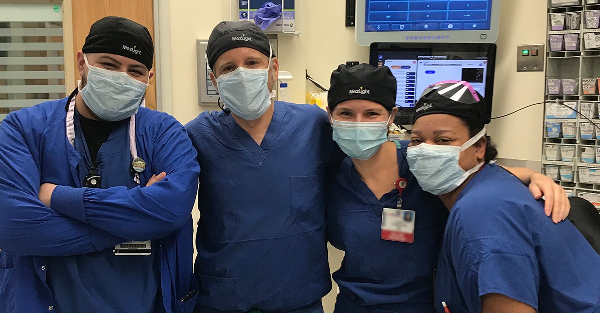 WeAreMezLight's tweet image. Spent the weekend operating with this amazing team. The only thing missing was a MezLight!
#surgicallighting #headlight #ORlighting #mezlight #mezrich #uwmadison