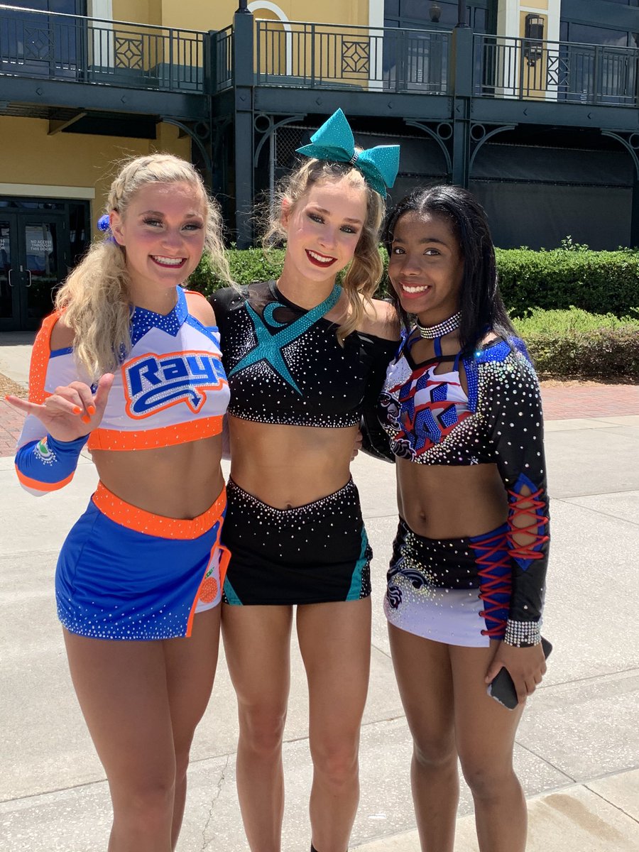 ItsTatisworld's tweet photo. Doesn’t matter about outcome, we are still LAG Family.🧡❤️👗💛 https://t.co/bBuk0FC9Xx