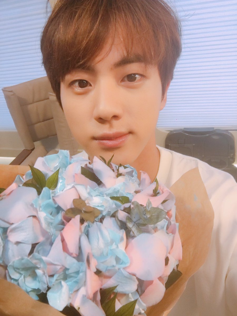 kyuvllaruel's tweet photo. I’m voting for @BTS_twt for #BBMAsTopSocial https://t.co/1A9htZVxMT