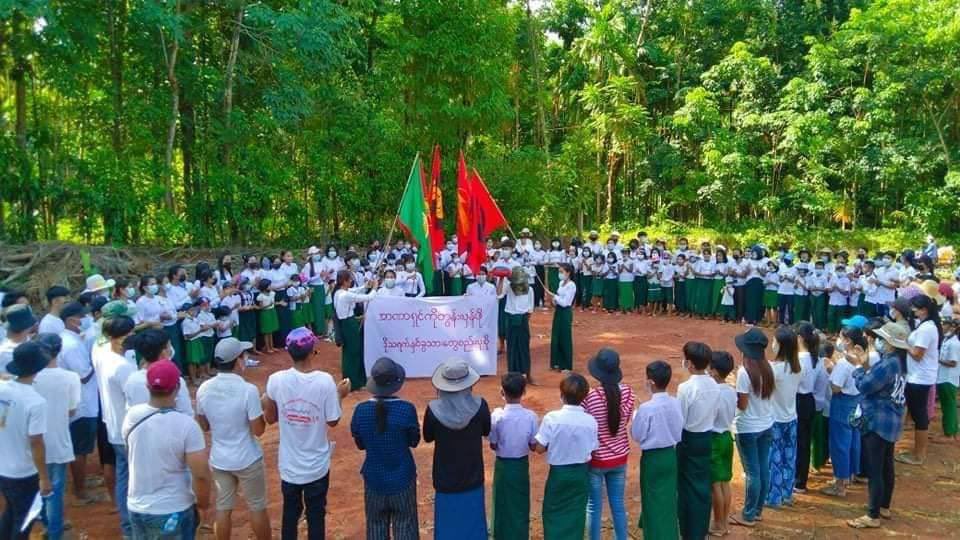 2021Revtweets's tweet photo. In Thayet Chaung Tsp, Dawei, Students, teachers and parents protested against military dictatorship and opposing slavery education system.
#WhatsHappeningInMyanmar 
#May10Coup 
#OpposeSlaveryEducation https://t.co/TRK5cA55vg