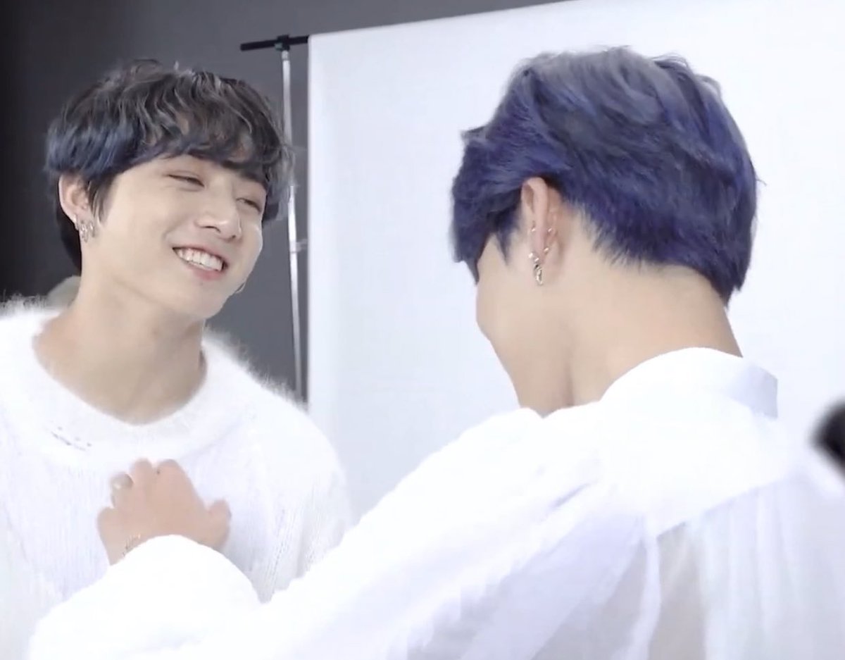 a mini thread of jungkook looking at jimin like this  https://twitter.com/xxddaengxx/status/1391124759254081543