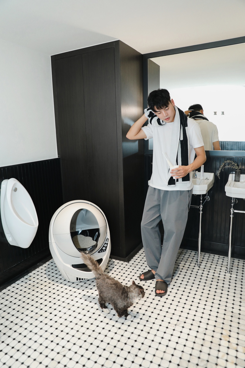 Litter_Robot's tweet photo. Cats prefer a clean bathroom, just like us! 🚽🌼 After each use, the Litter-Robot leaves a fresh bed of litter waiting for the next cat - no toilet scrubber required. 🤣
#LitterRobot #Cats #CatHack https://t.co/qF0oGyXBLz