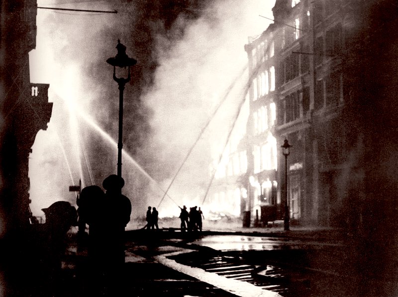 As well as the awful loss of life, there was terrible damage to some of London’s greatest heritage buildings: the British Museum, the Houses of Parliament and Westminster Abbey. It was exactly a year to the day that  #Churchill had become Prime Minister.  #OTD  #Blitz80