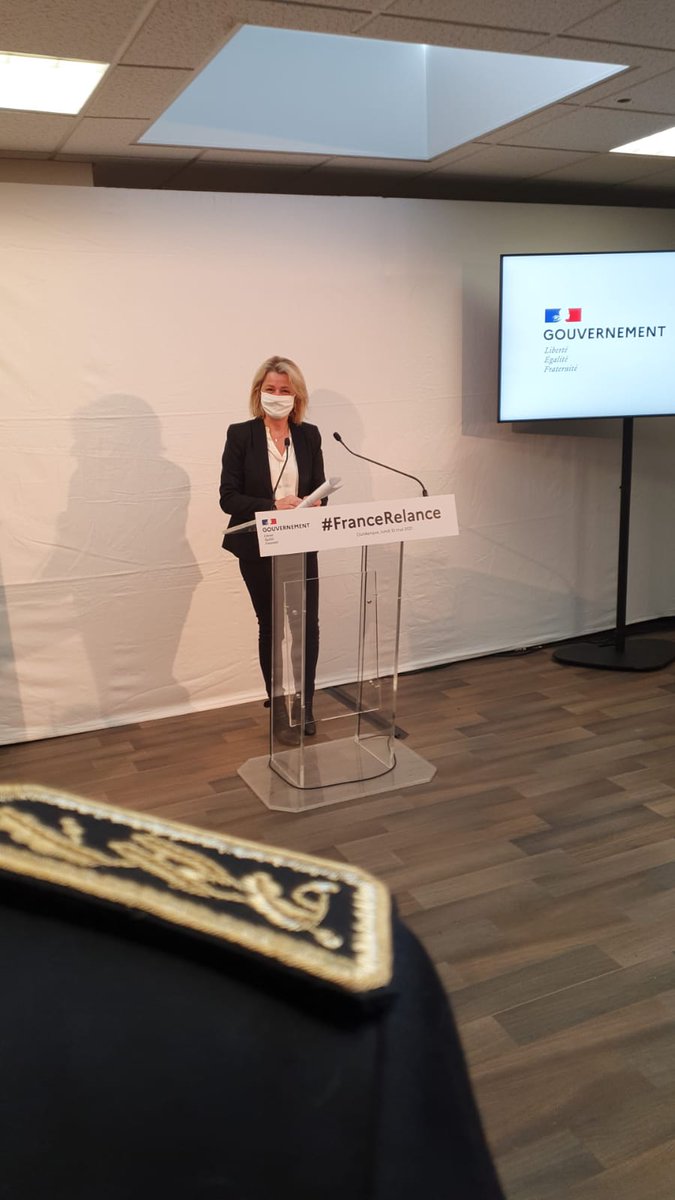 Barbara Pompili, ministre de la Transition écologique, s'est rendue au Terminal des Flandres de Dunkerque pour la pose de la première pierre de l'extension du dry port de Dunkerque. Ce terminal intermodal connecte la voie ferroviaire au port maritime de Dunkerque.
