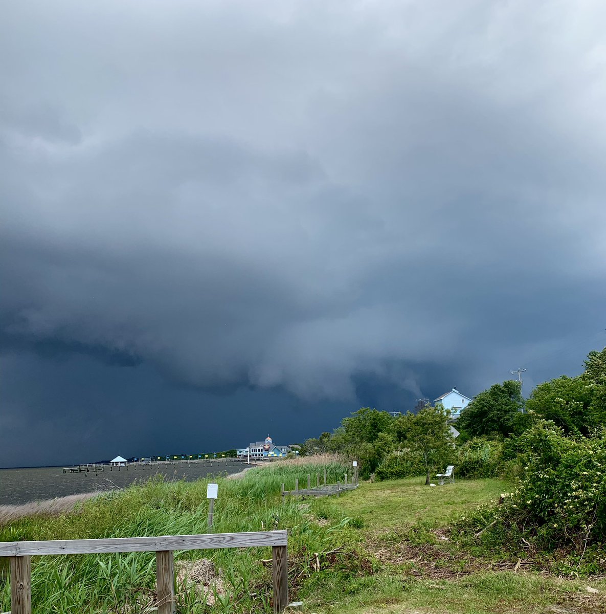 HunterEncwx's tweet photo. Storms In  Duck Nc @spann @JeffEdmondsonWX https://t.co/Et5D9eTxgk