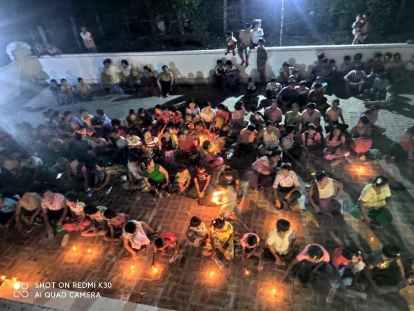 2021Revtweets's tweet photo. Tw // light 
In Depayin, Letyetkone villagers held a candlelight strike opposing military dictatorship and vigil for the fallen Martyrs during the revolution.
#WhatsHappeningInMyanmar 
#May10Coup https://t.co/CtfqUSgflc