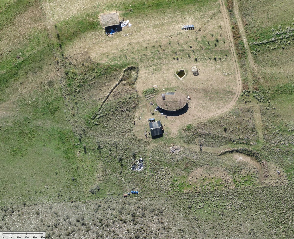 Nuestro lugar, visto desde un dron. Lo ovalado es el hogar, con la huerta a su izquierda. Paneles solares, pozón de agua, no se alcanza a distinguir el aerogenerador. Permacultura en acción!!
#Permaculture #VidaSostenible #VidaenelCampo
#HuertaenCasa