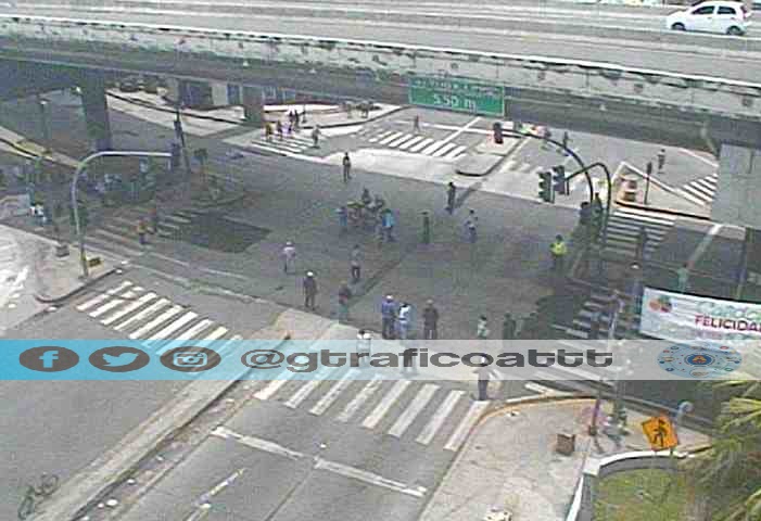 gtraficoattt's tweet photo. #InformaGT Cierre de vías en la 5 de Mayo frente a la Caja de Ahorros. https://t.co/Pmt4PYR8Pa
