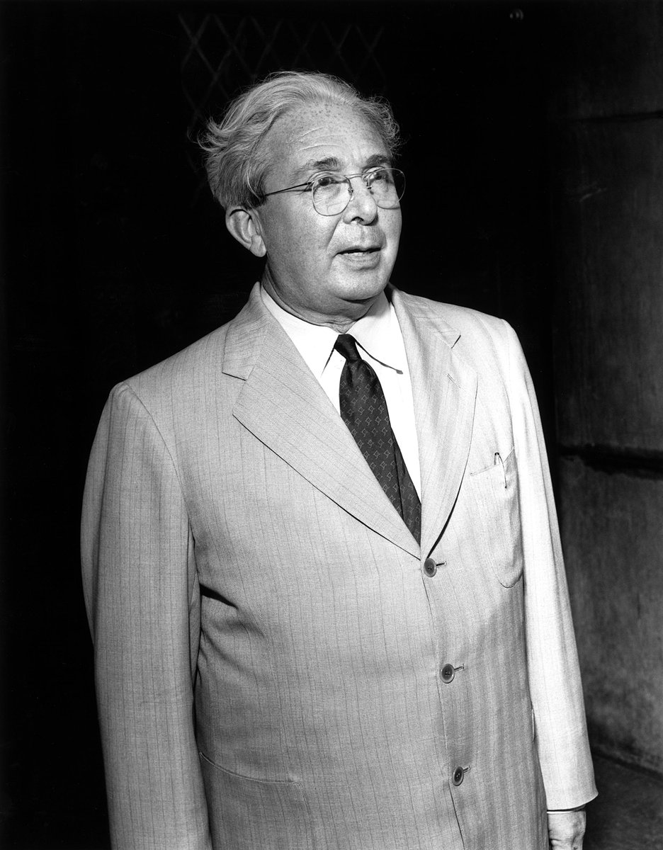 Leo Szilard was the physicist who first conceived of the nuclear chain reaction and patented the idea of a nuclear fission reactor.He tried repeatedly, and failed, to leverage his scientific prestige to influence the development of nuclear weapons in the US.1/n