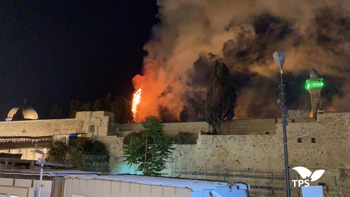 Allahuakbar kelihatan api sedang marak berhampiran Qubbat As Sakhar atau Dome of The Rock di Masjidil Aqsa tadi. Doakan Palestine!