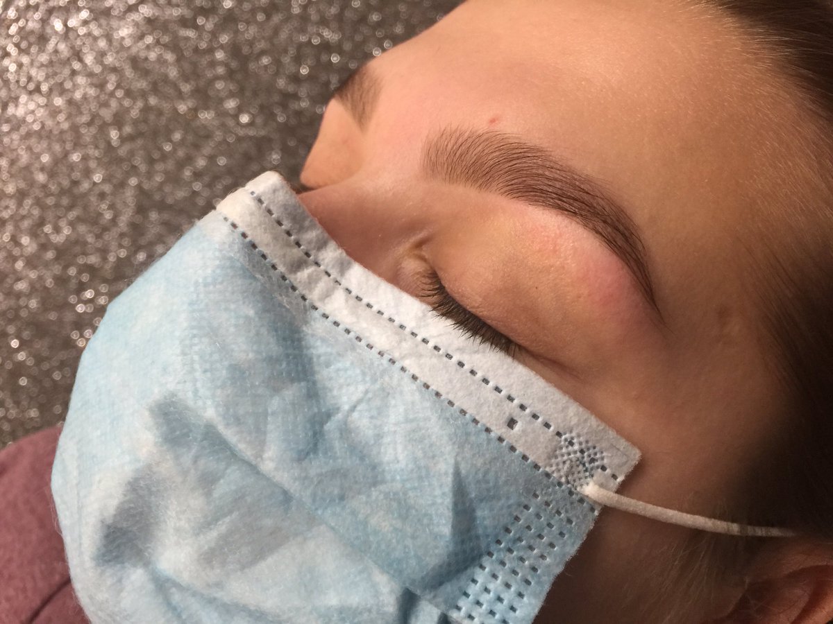 look at those brows🤩 
brow wax and tint done by Louise!