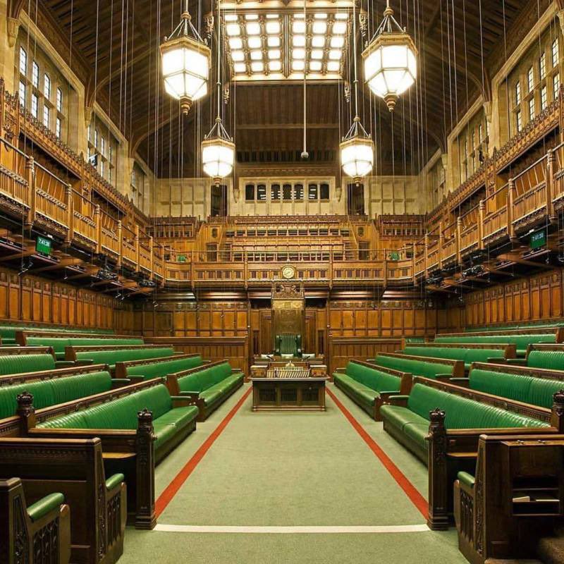 At Parliament, the  @HouseofCommons was hit by a high explosive bomb, devastating the Victorian chamber designed by Charles Barry. In 1943 it was decided to build along the same pattern to designs by modernist Giles Gilbert Scott.  #OTD  #Blitz80 Images: Parliamentary Art Colln