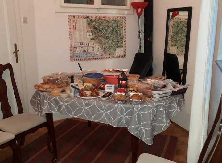 When the sun goes down during #Ramadan, Muslims around the world break their daily fast with a big Iftar (a yummy evening meal)! Just like any dinner, Iftar is served with a main dish, sides, salads, non-alcoholic drinks, desserts, and coffee or tea at the end... (1/2)