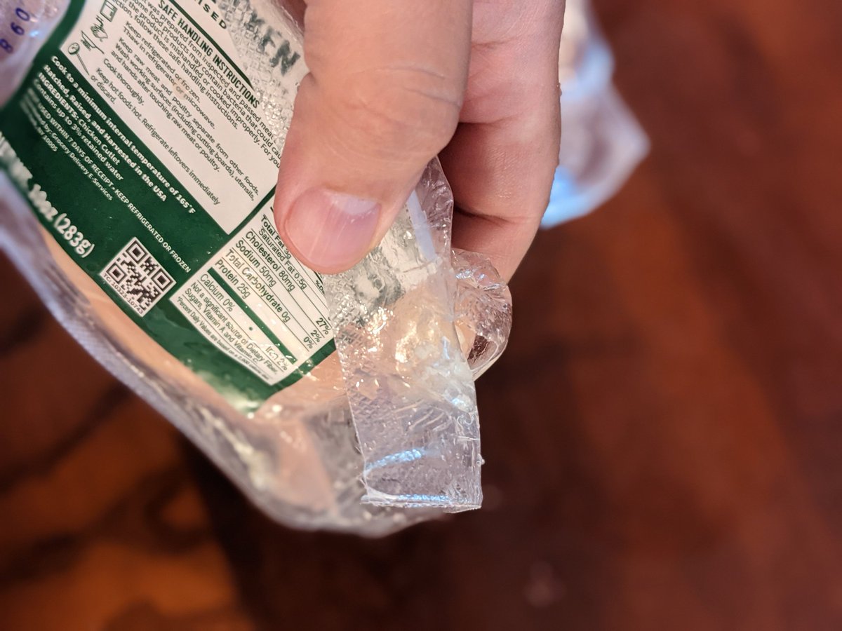 charon79m's tweet photo. @HelloFresh Again, your quality is suffering.  I received a new box today, and it was leaking. #ChickenJuice https://t.co/0aftomatTd
