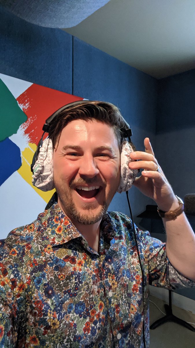 scoutvoicegames's tweet photo. Leon Murray modelling the new stylish headphone covers from The Voice Plant. #ScoutVO https://t.co/dEeBithr5Z