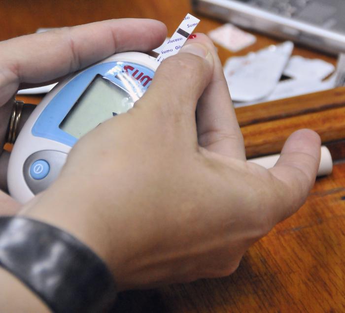 Los especialistas aseguran que quienes padecen Diabetes tienen un sistema inmunológico más débil y el aumento de glucosa en sangre (hiperglucemia) puede comprometer la inmunidad innata y la inmunidad humoral. #COVID19 #CubaPorLaVida <a href="/MINSAPCuba/">Ministerio de Salud Pública de Cuba</a>