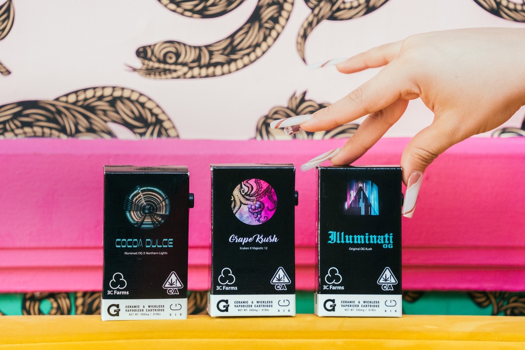 GPen's tweet photo. Hey California π Have you tried new ceramic + wickless Gio cartridges from #3CFarms? π They're available now at Coast to Coast Canoga & Coast To Coast Los Angelesπ¨ https://t.co/8fARWt6nX2