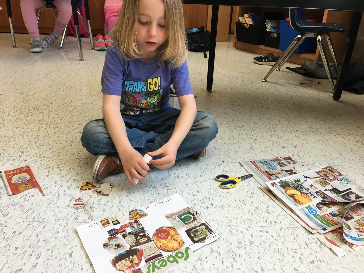 MrsKristjanson's tweet photo. Working hard to find examples of healthy foods and “sometimes” foods. @WpgBeachSchool ✂️🍎🍇🥕🌽🥦 https://t.co/iQYhM27DmJ