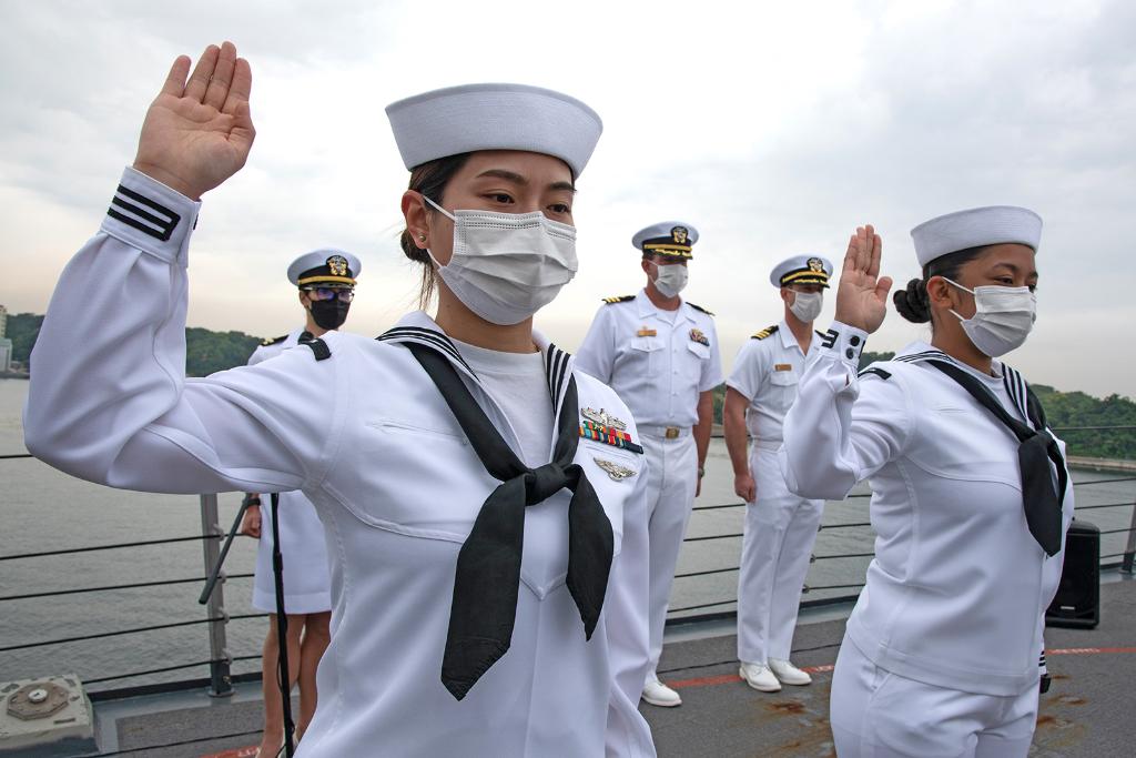 The first naturalization ceremony held onboard an active #USNavy ship during the #COVID19 pandemic. 

Sailors recite the Oath of Allegiance aboard the #USSMustin (DDG 89) during a @USCIS naturalization ceremony, becoming #NewUSCitizens. 

Congratulations, Shipmates!