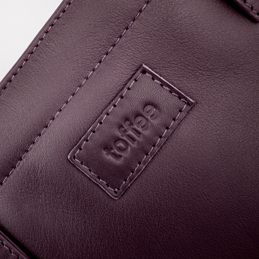 toffeecases's tweet photo. Toffee is dropping FOUR ! That's right FOUR colours of our Melbourne Tote Range. Each one with a built in padded laptop pocket 💻

#genuineleather #leatherbags #handbags #macbook #macbookpro #toffeecases #toffee #leatherhandbags #macbookbag #workbag #laptopbag https://t.co/c1wpsGIHu5
