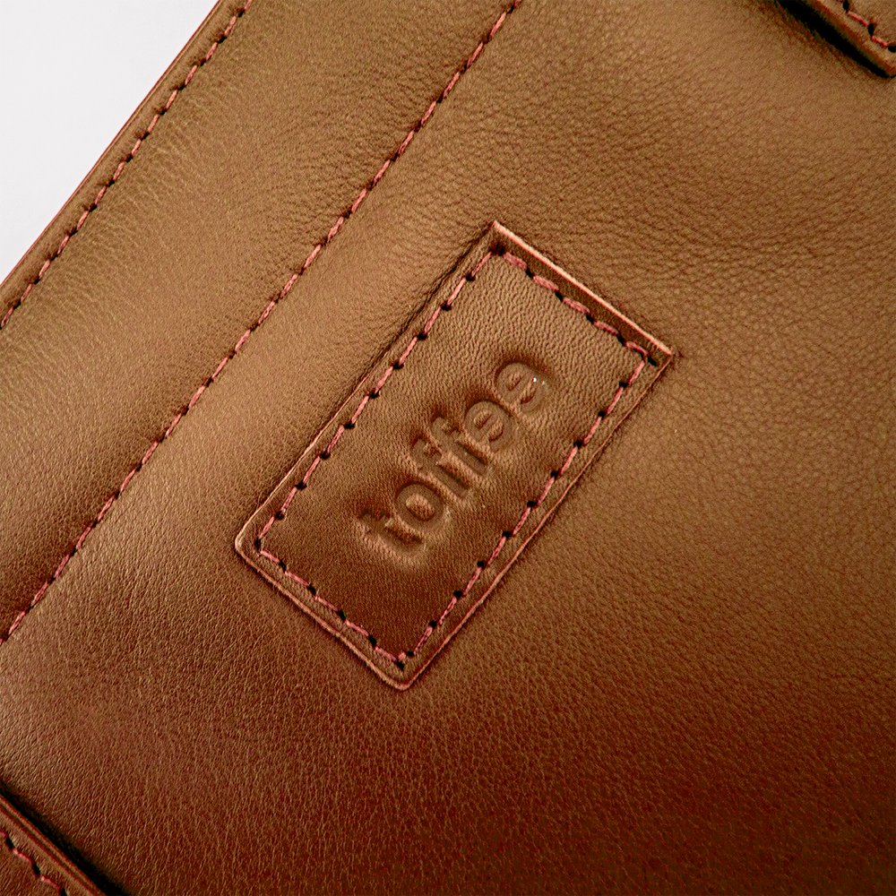 toffeecases's tweet photo. Toffee is dropping FOUR ! That's right FOUR colours of our Melbourne Tote Range. Each one with a built in padded laptop pocket 💻

#genuineleather #leatherbags #handbags #macbook #macbookpro #toffeecases #toffee #leatherhandbags #macbookbag #workbag #laptopbag https://t.co/c1wpsGIHu5