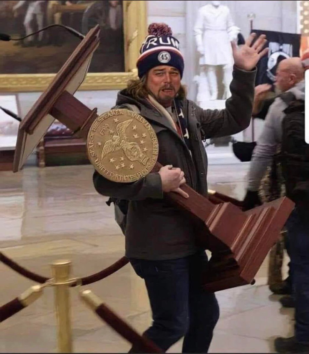 Who did this to Leonardo DiCaprio? 😂