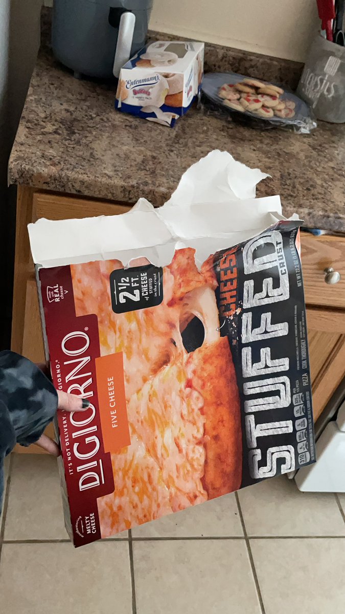 smallzzz__'s tweet photo. @DiGiorno please use less glue on your boxes https://t.co/Hdluqz1zge