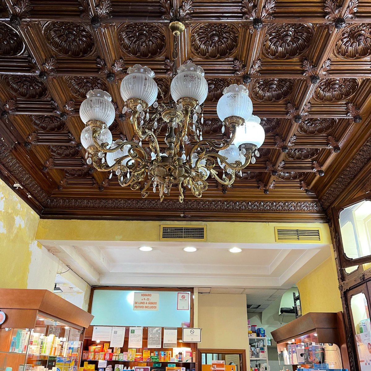 ionztomo16's tweet image. #farmacia #techado #lampara #jerez #fotografiaartistica #arquitecturainterior