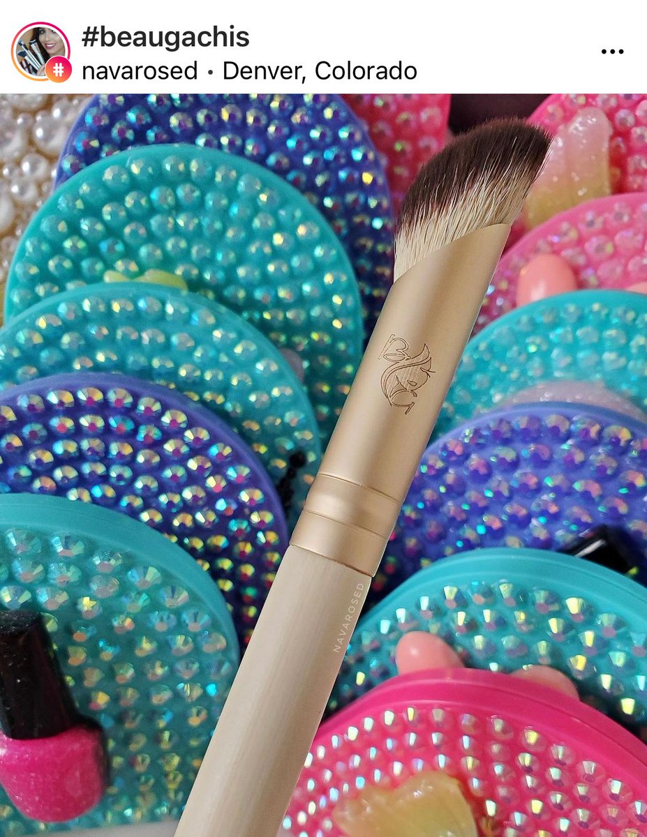 We just had to share this great shot 📸 by @navarosed of our concealer perfecting brush with her SUPER COOL compact mirrors she makes in the background! 😍 Go check out her page and all of the awesome things she creates that make perfect gifts or splurge for yourself! #beaugachis