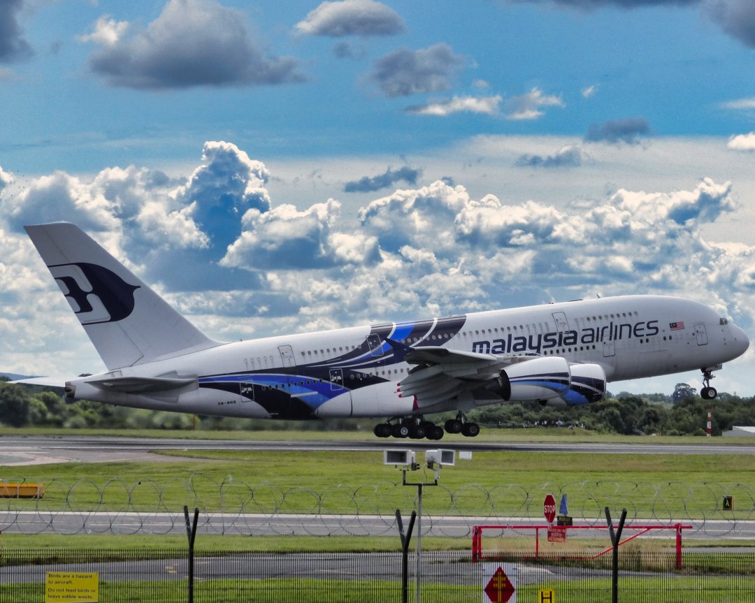 Michaelflying28's tweet photo. Malaysia Airlines have announced that they will be retiring their six strong Airbus A380-800 fleet. 9M-MNB is seen here departing Manchester Airport for Kuala Lumpur International Airport 23.7.17.
#malaysiaairlines #a380 #airbusa380 #a388 #a380lovers #a380800 #a380✈️ #flya380 https://t.co/Ui0K3V6bAh