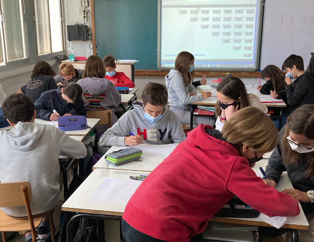 CcBcnMvd's tweet photo. La setmana passada a #eso1eSG vam proposar la tasca de pràctica d'operacions amb fraccions que vam conèixer a la versió 2016 del @C2EM2020 de la mà del Pep Lluís Pol https://t.co/jCECx7154H i que vam gaudir al #videomat del mateix any https://t.co/qbQTNySKzc https://t.co/iZYGgT0JdI