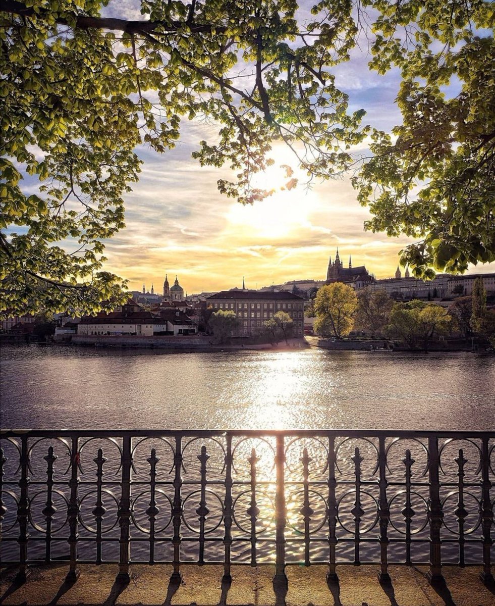 guiadepraga's tweet photo. Mi ciudad 😍😍😍
Y hoy una buena noticia, hoy han abierto las tiendas en Praga y en muchos lugares se han formado hasta colas de personas que querían comprar ropa o zapatos.
Foto: @klara_has
#Praga #Prague #Praha #Prag #republicacheca
#republicatcheca #czechguide #czechrepublic https://t.co/8B6fX8ny3F