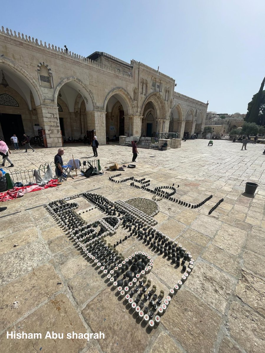 متداول أحد الشباب قام بجمع بعض فوارغ قنابل الصوت والغاز والمطاط ورسم بها قبة الصخرة داخل ساحات المسجد الأقصى.