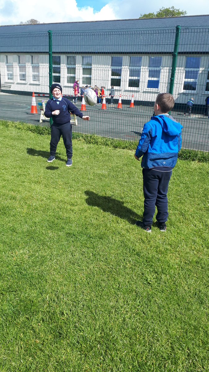 Great fun was had today with Noel from @kilkennyrugby teaching us many skills 🏉