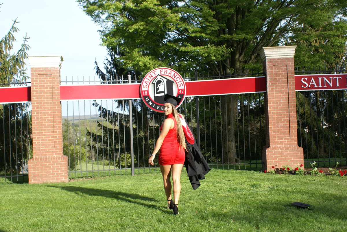 BakerLivia's tweet photo. 2020 B.S. ✅ 2021 MBA✅ 🎓 https://t.co/ox8g2p5Ejz