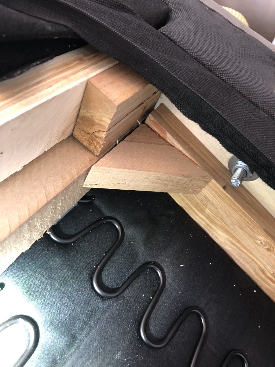 H9llsw's tweet photo. Still no contact from @Sofology customer services about there pathetic attempt at a quality sofa, so here are they are again, i’l keep posting these every 24hrs until they show some interest. https://t.co/BoYyoGFXqB