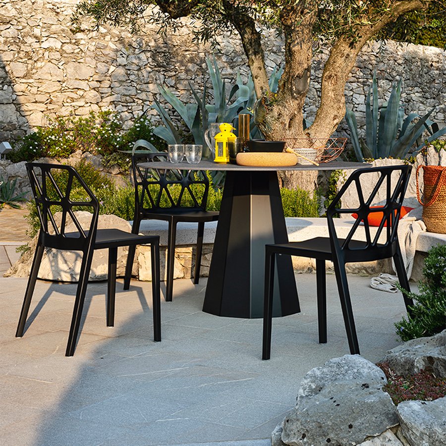 kubeinteriors's tweet image. Classy and sophisticated, Alchemia with its delicately structured frame is reminiscent of retro-styled parlour furniture. The Dix table, comprising of a metallic base and ceramic top, effortlessly complements the elegance of this patio chair. #patio #gardenfurniture