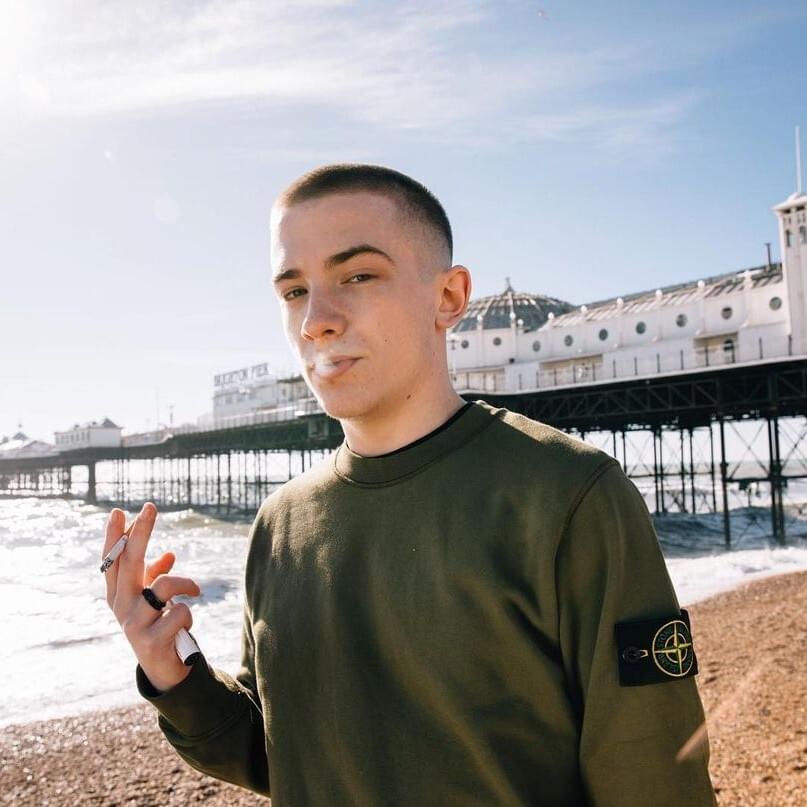 AitchDaily's tweet photo. Nahh what who the fuck is this 😂😂 Only been in prison 12 months and I get out and theres a whole other aitch 😂 Pisstake https://t.co/pnYwt0jfXX