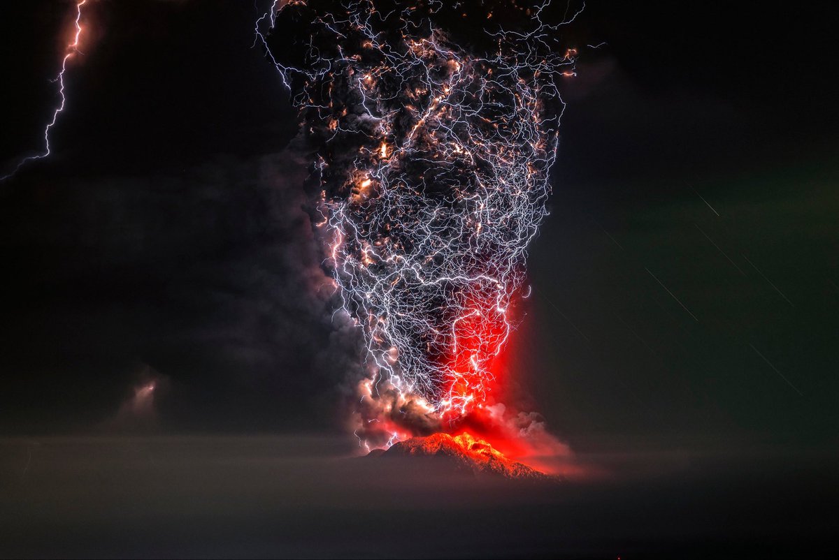 Bouteflikov's tweet photo. Un très rare orage volcanique photographié au «moment parfait», volcan Calbuco, Chili https://t.co/jZGrmdldjg