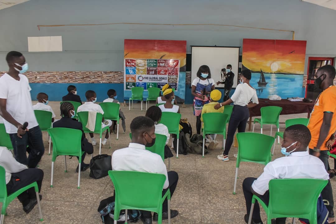 BraceuptheYoung's tweet photo. Day 2 : Eco-Leadership Workshop 

@fivecowries   engages 35 students from 3 schools in Abeokuta, #ogun state on Art education. 
They learnt the basics of drawing, painting and how to use Arts to express their ideas.

#ecoleadershipworkshop
#unlockbigchange 
@EcoNetworkNG https://t.co/IR5Mh4PUQO