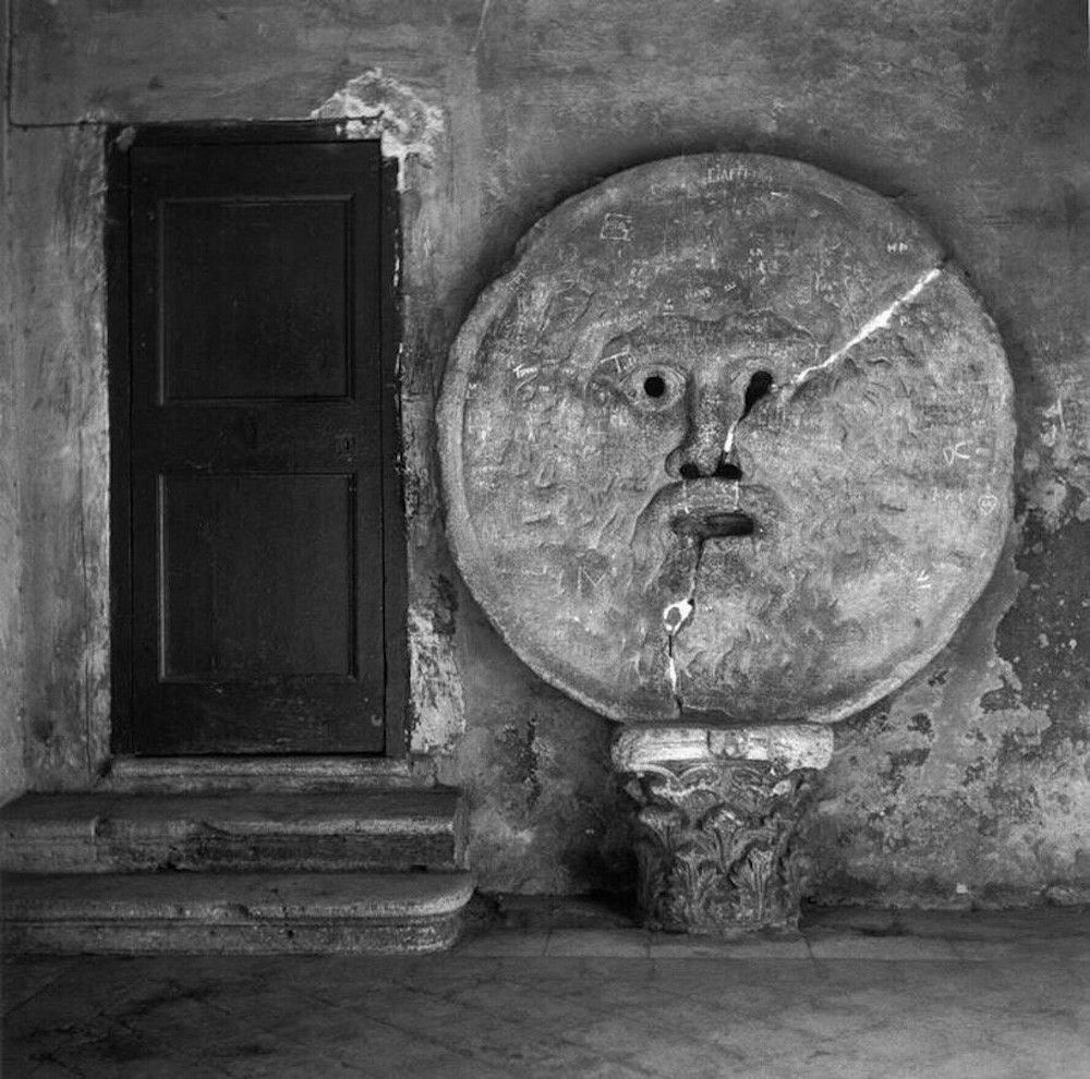 archaeologyart's tweet photo. The Mouth of Truth  (Bocca della Verita), Rome, Italy, 1949. Photographer: Herbert List. Read more: https://t.co/vl1nplWFF5 https://t.co/Sd7WgHHOPb