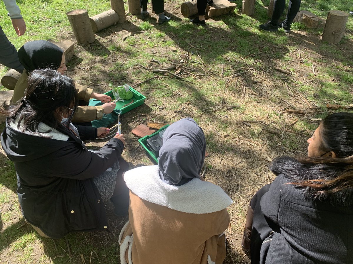 BarhamPrimary's tweet photo. Year 3 are whittling with twigs and potato peelers👌🏾🙌🏾💯 #ForestSchool🌳 #StaffInset #GlobalLearning🌏 https://t.co/mCUyHjuUW0