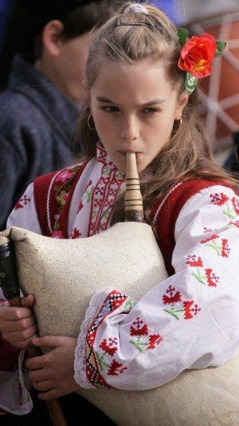 Bu da Rodop Dağlarında düzenlenen gayda festivalinden Bulgar kızı. Binlerce kaba gaydanın yaylada çınladığı festival yaz aylarında yapılıyor. Bulgar çocukların ve gençlerin geleneksel festivallere aktif olarak veya izleyici olarak katılımlarını çok önemsiyor aileler ve devlet.