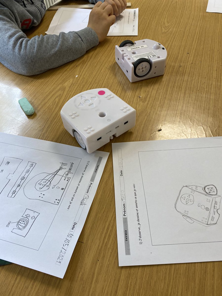 alloute55's tweet photo. Les #Thymios sont herbergés à l'école de #Fains sur cette période. Observation et émission d'hypothèses pour découvrir ces drôles de #robots. #demarche_scientifique en cours... @IenBar @DSDEN55 https://t.co/dCyMTjoNeN