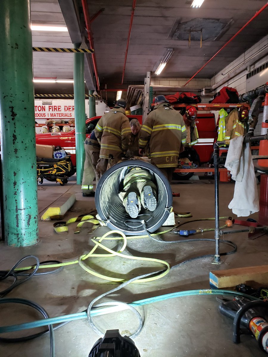Engine 2 & Special Hazards 1
confined space and extrication training at station 2. #smallspace
#MondayMotivation