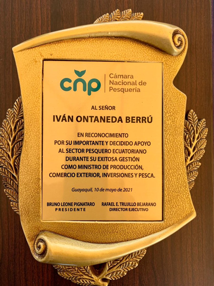 IvanOntanedaB's tweet photo. ¡Arrancamos la semana en #Posorja! Este importante puerto pesquero nos recibe para reconocer nuestro trabajo a favor de esta noble actividad. @PesqueriaEc y @NirsaOficial nos honran con este galardón, el cual recibo en nombre del presidente @Lenin Moreno y de todo nuestro equipo. https://t.co/inFFzuLiHf