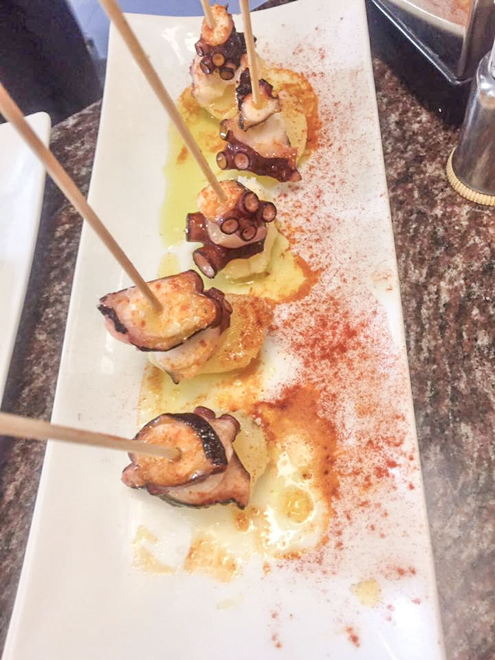 ¡Buenos días!
Aquí andamos preparando más pinchitos ricos para el gastrobar. Pásate por el Virrey a probarlos, que vuelan...😋

#Arnedo #LaRioja #HotelVirrey #riojaoriental #pinchos