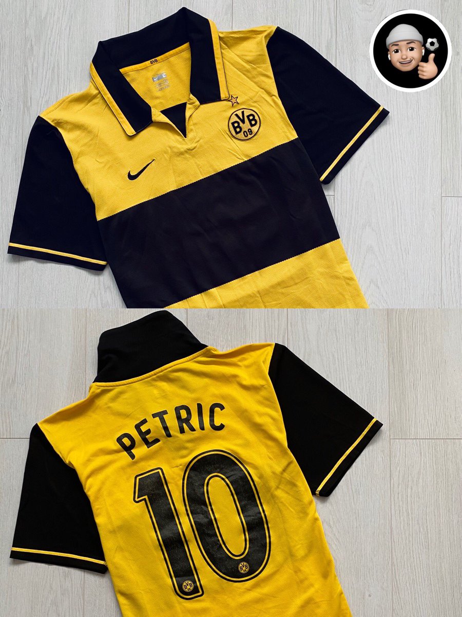 Nuestros colores aurinegros ahora estarán representados en un jersey con banda negra ancha y mangas negras con rebordes amarillos, cuello polo negro con amarillo, nuestros hinchas estarán contentos con el mismo