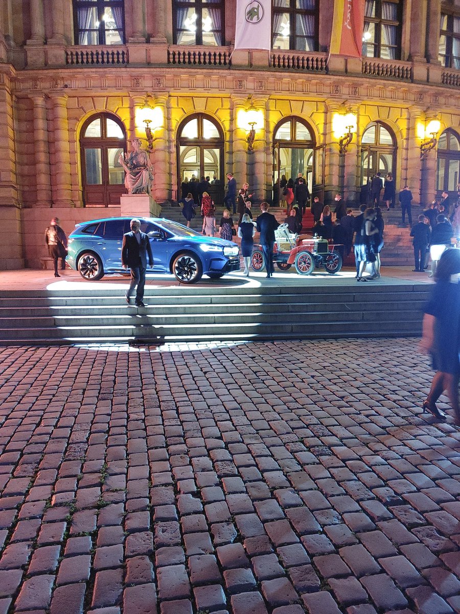 trisolde1's tweet photo. Představoval jsem si ten první koncert po tři čtvrtě rice trochu víc o hudbě a trochu míň o škodovkách. https://t.co/thaCGvih6H
